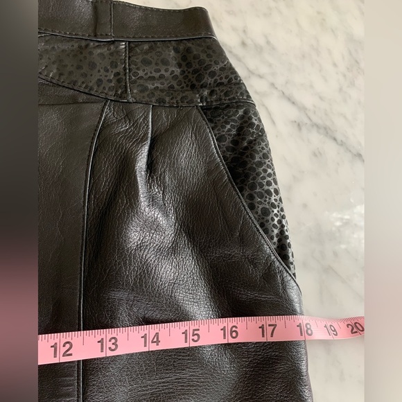 Leather skirt in leather with pockets and embossed details 80’s vibes size 27” - Picture 6 of 8